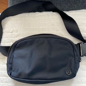 Lululemon everywhere belt bag black